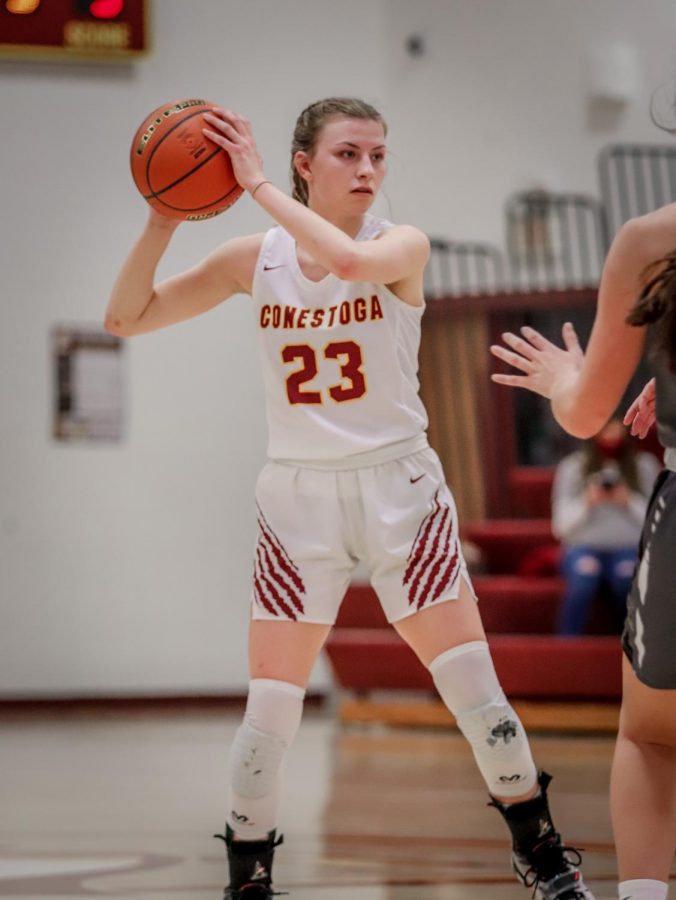 Senior+Myah+Cummings+handles+the+ball+during+a+game+against+Elmwood-Murdock.+Cummings+and+fellow+seniors+Taylor+McClatchey+and+Jennifer+Sedlacek+have+helped+lead+the+Cougars+for+the+past+four+years.