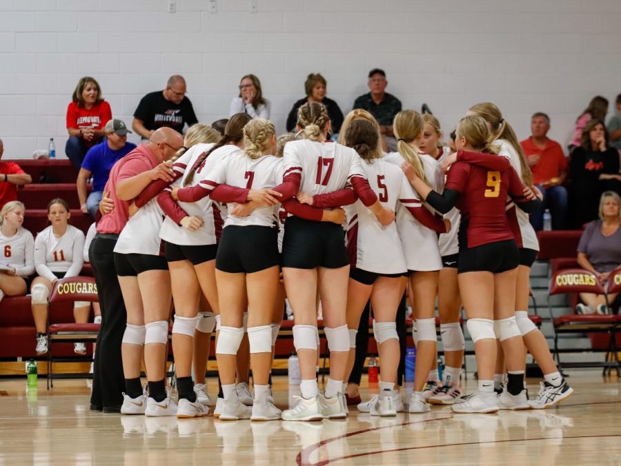Cougars+discuss+strategy+in+between+sets.
